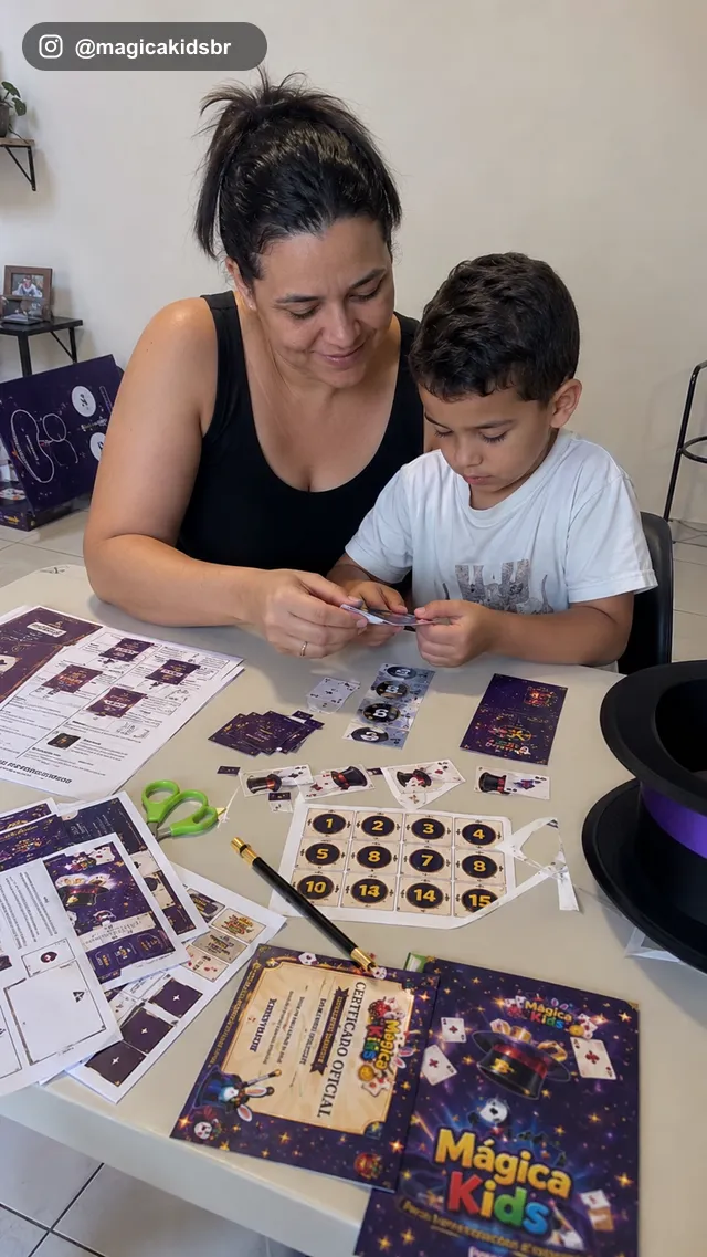 Mãe e filho recortando e montando as peças do kit juntos na mesa