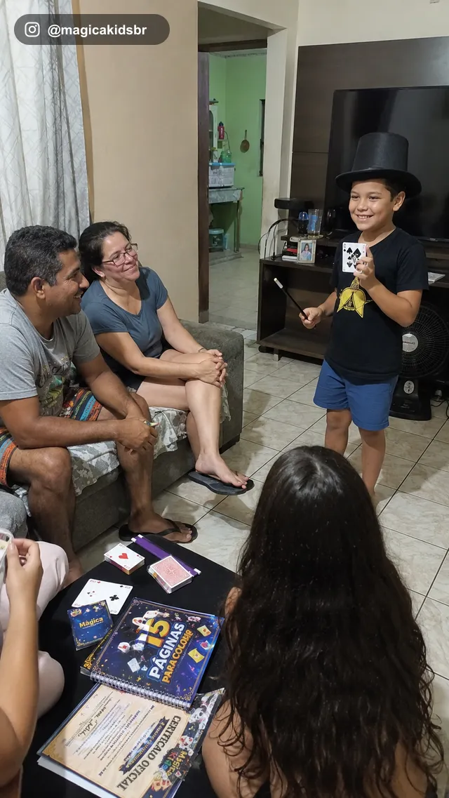 Menino de cartola e varinha se apresentando para os pais na sala
