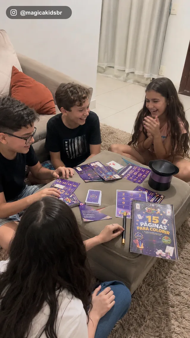 Grupo de amigos rindo muito sentados no chão da sala com o kit espalhado